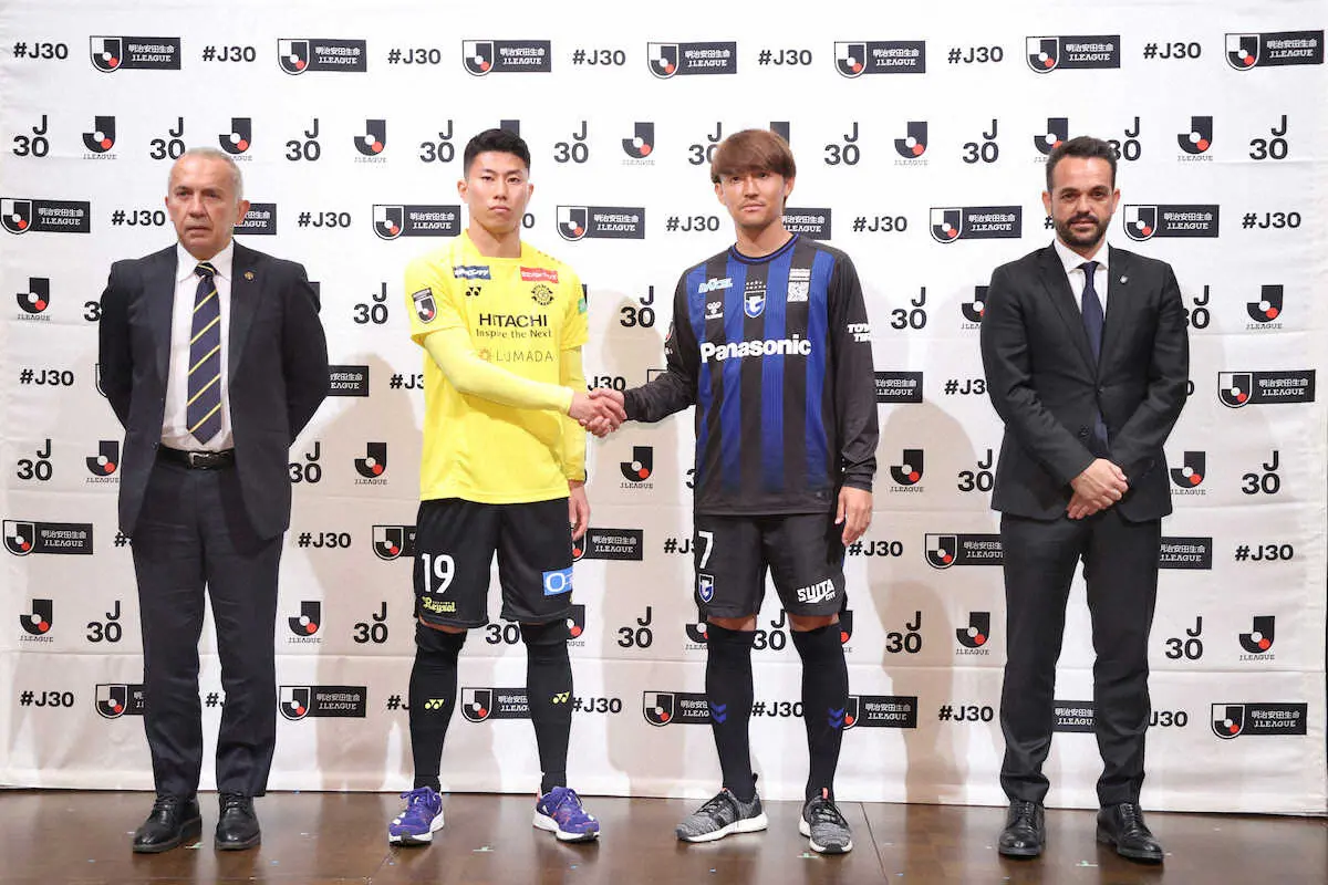 【画像・写真】記念撮影に臨む（左から）柏レイソルのネルシーニョ監督、細谷真大、G大阪の宇佐美貴史、ダニエル　ポヤトス監督