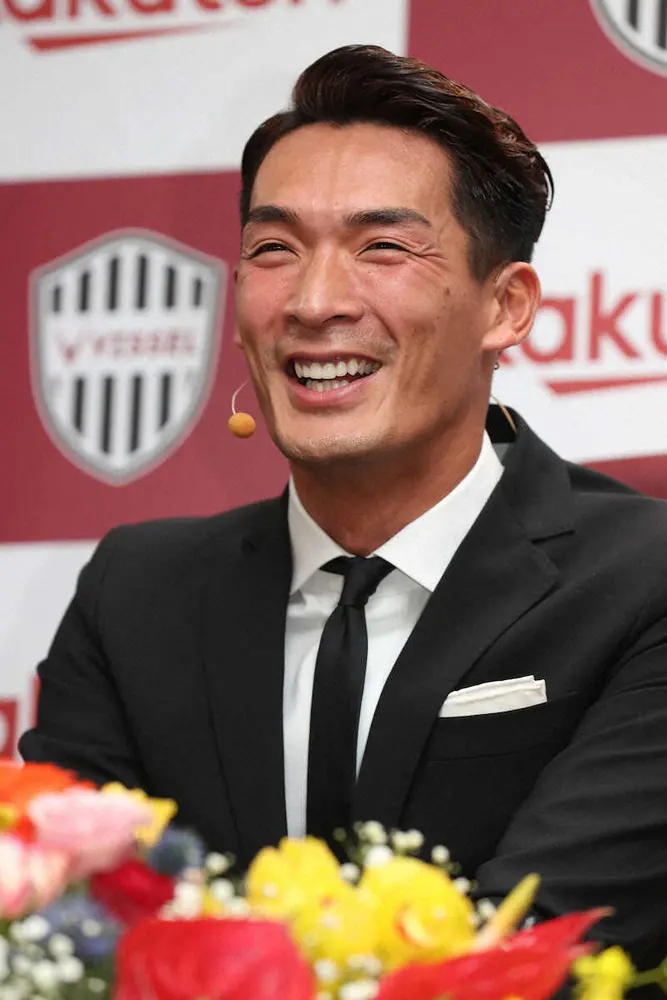 【画像・写真】槙野智章氏「最短で2年。監督になって戻ってきます」　神戸―福岡戦のハーフタイムに登場