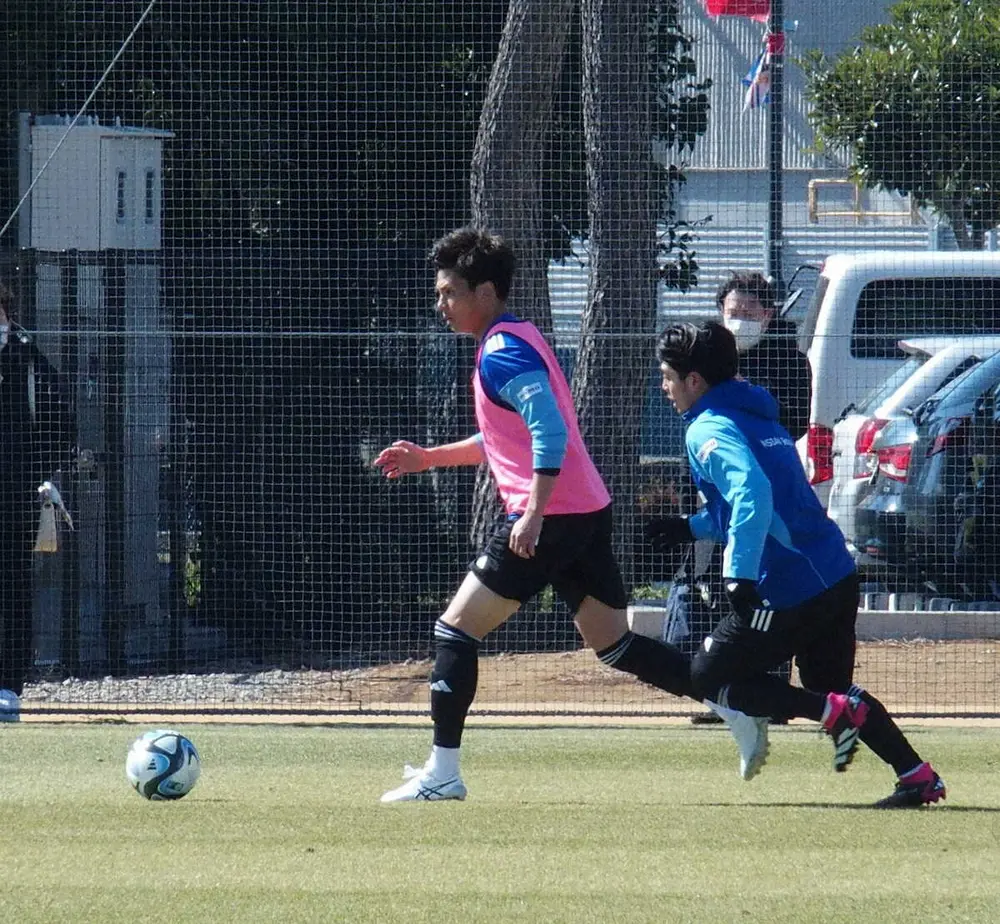 試合形式の実戦練習に合流した横浜のFW宮市（左）