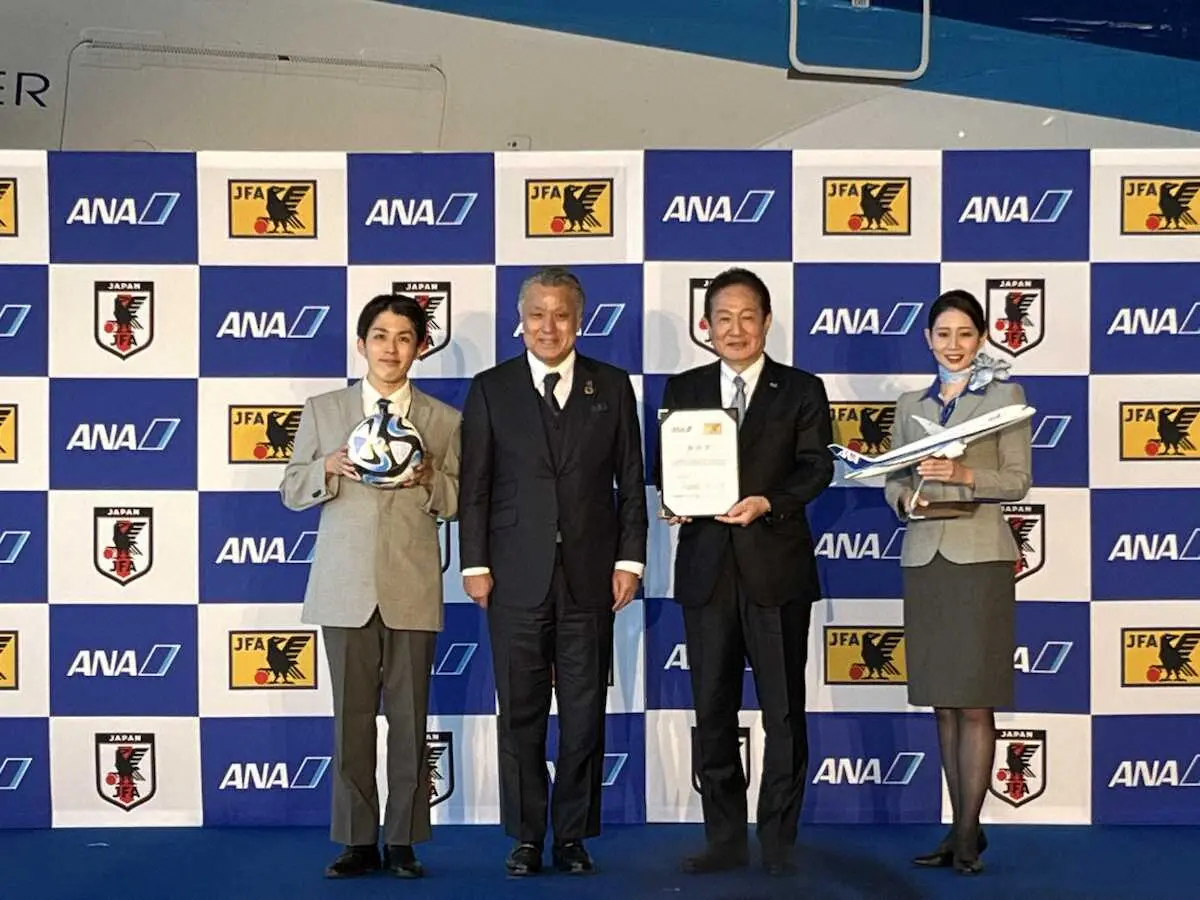 ANA格納庫での記者会見に出席した日本協会の田嶋会長（中央左）とANAの井上代表取締役社長（同右）
