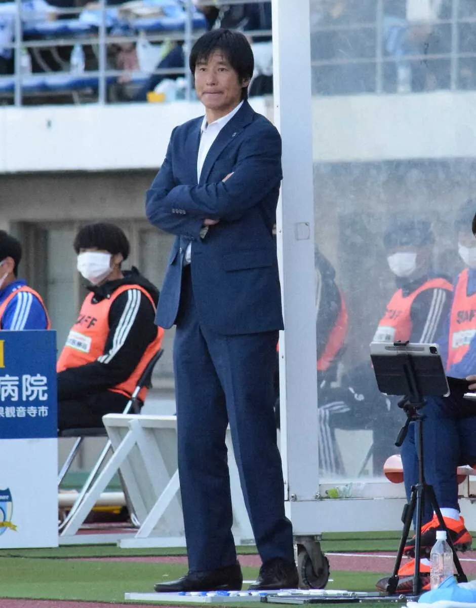 【画像・写真】元代表選手同士の監督デビュー戦は讃岐・米山篤志監督に軍配　中山雅史監督率いる沼津は決定機仕留められず