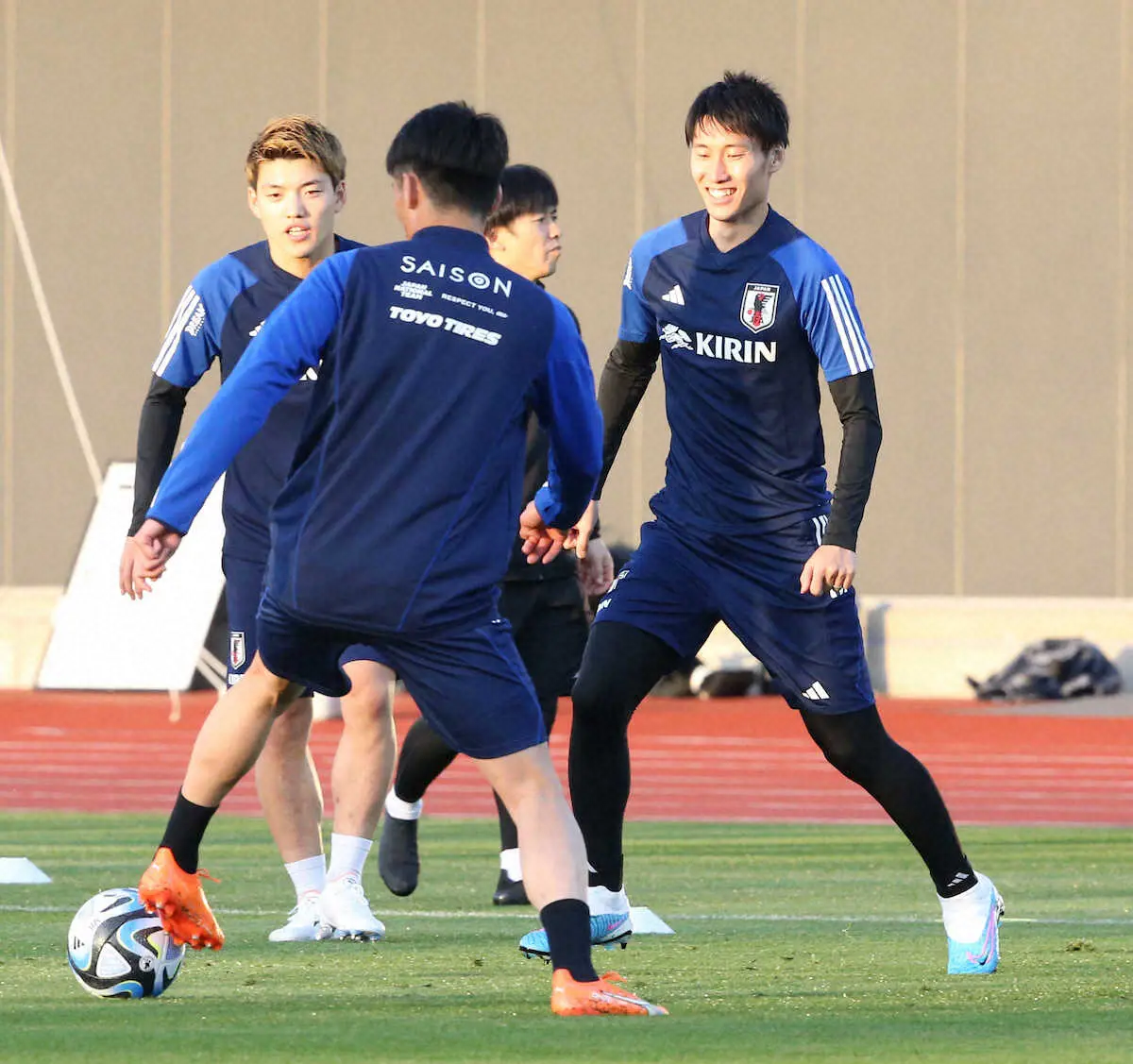 【画像・写真】笑顔で練習に汗を流す鎌田（右）（撮影・西海健太郎）