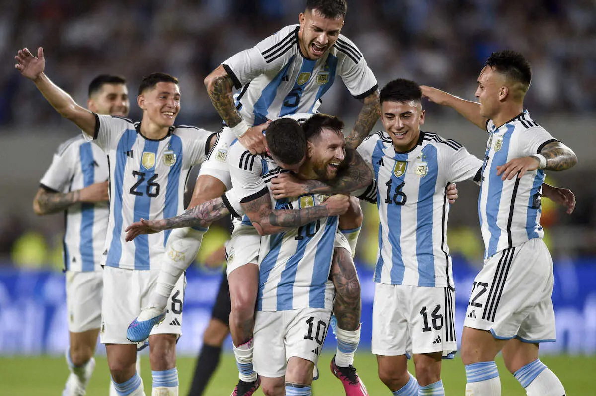 ゴールを挙げ、メッシを中心に歓喜の輪を作るアルゼンチンイレブン（AP）