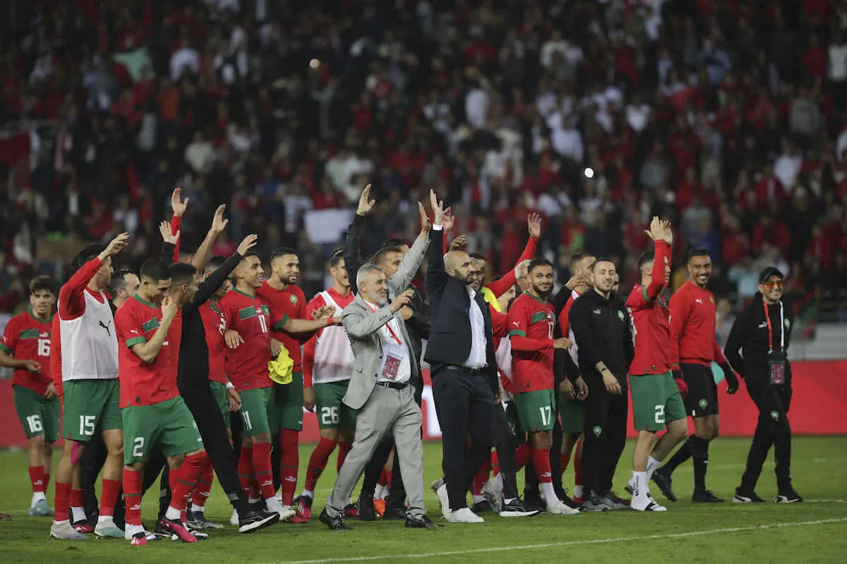 ＜モロッコ・ブラジル＞ブラジルに勝利し、観客の声援に応えるモロッコの選手ら（AP）
