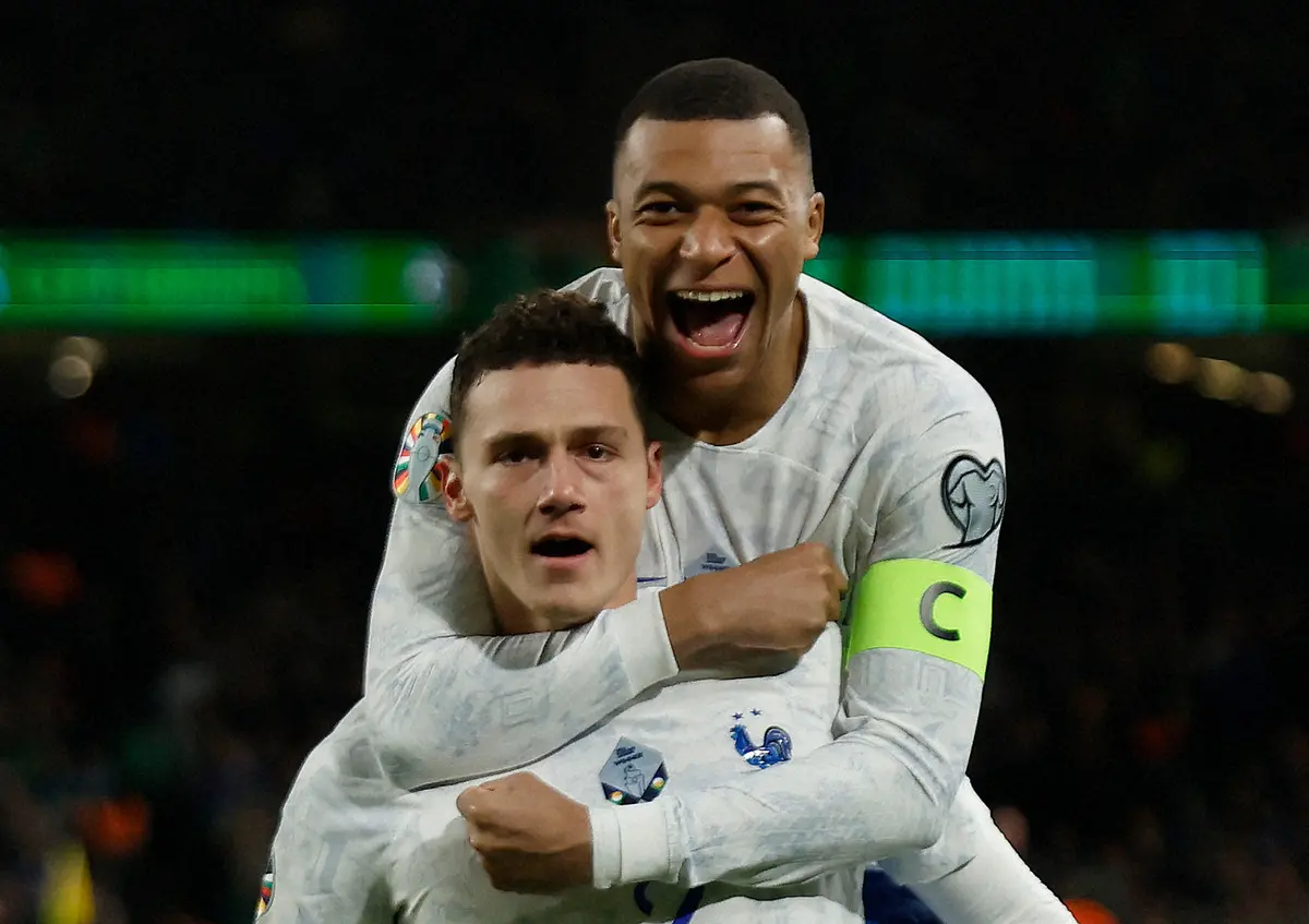 【画像・写真】決勝点を決めたDFパバール（手前）エムバペに抱擁される（ロイター）