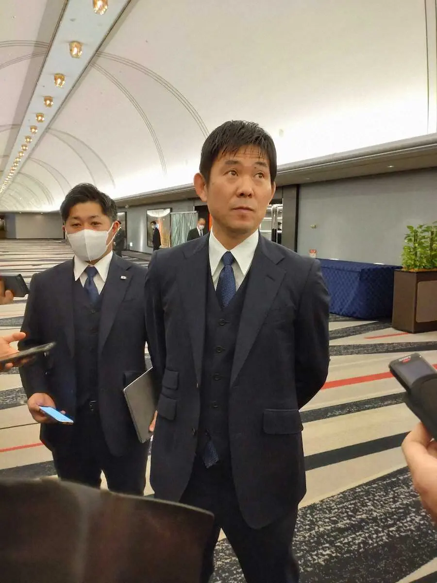 報道陣の取材に応じた日本代表の森保監督