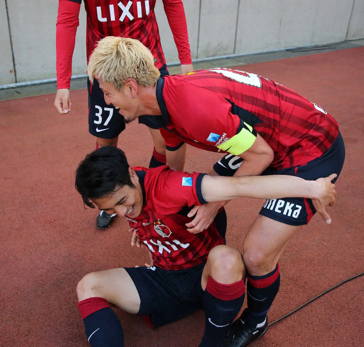 【画像・写真】鹿島　知念もビックリ？歓喜のハグと思いきや…先制弾にまさかの祝福