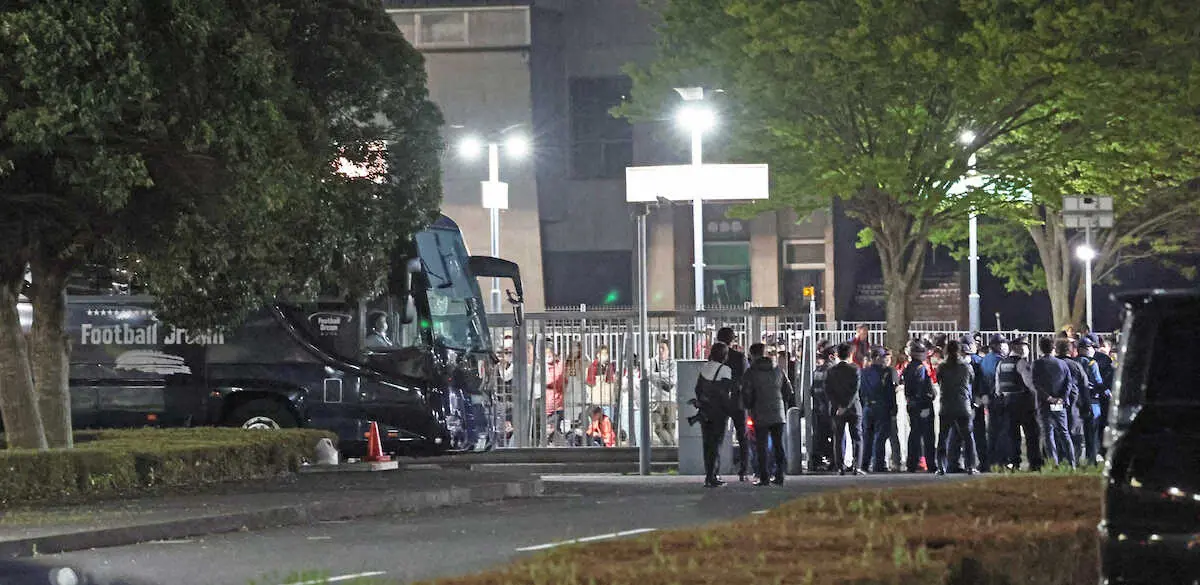 ＜鹿島・広島＞試合後、鹿島の選手が乗ったバスがスタジアムを出る出口をふさぐ鹿島サポーター