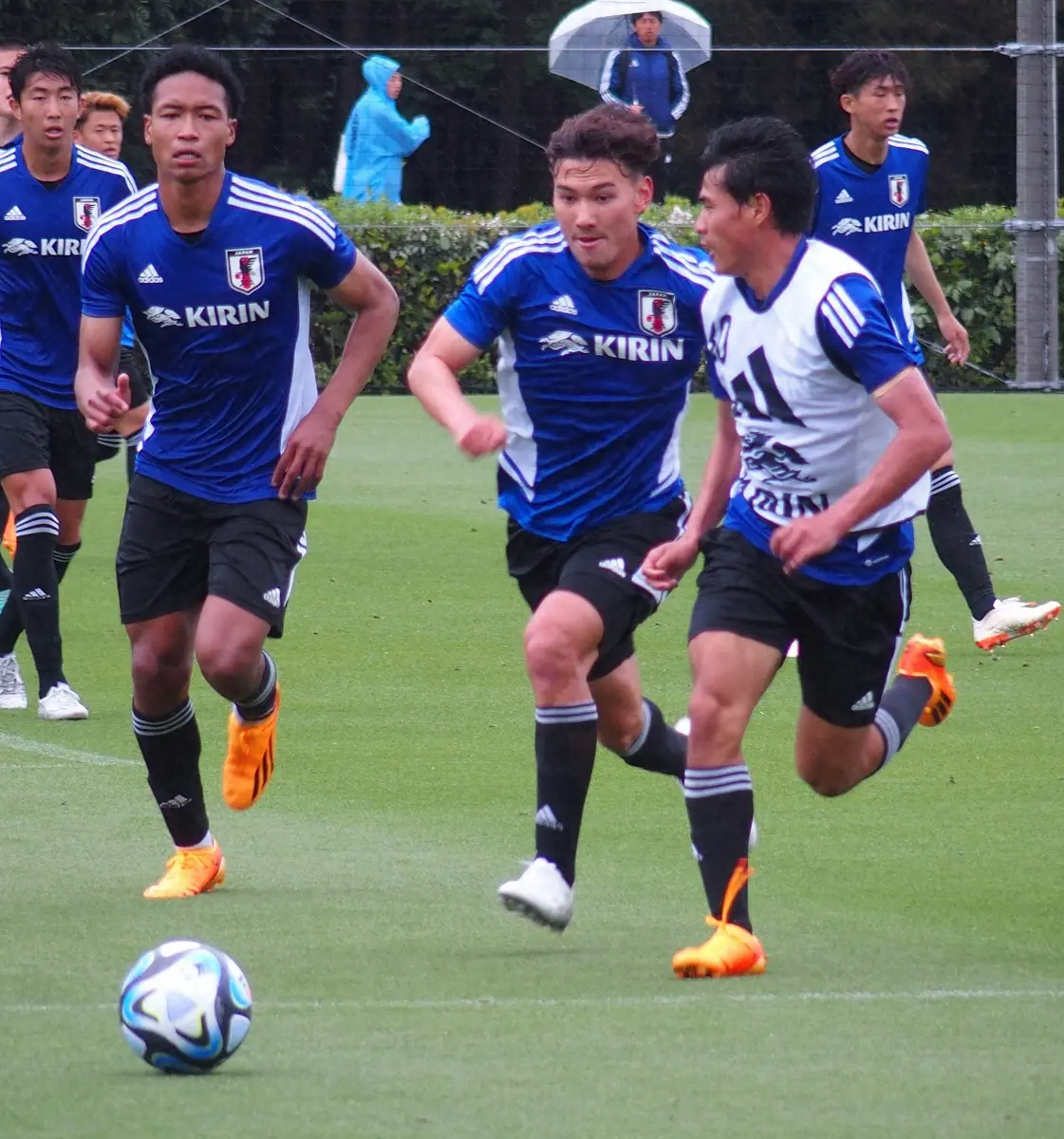 【画像・写真】紅白戦で得点を挙げたＵ―22日本代表候補のMF佐藤（中央）