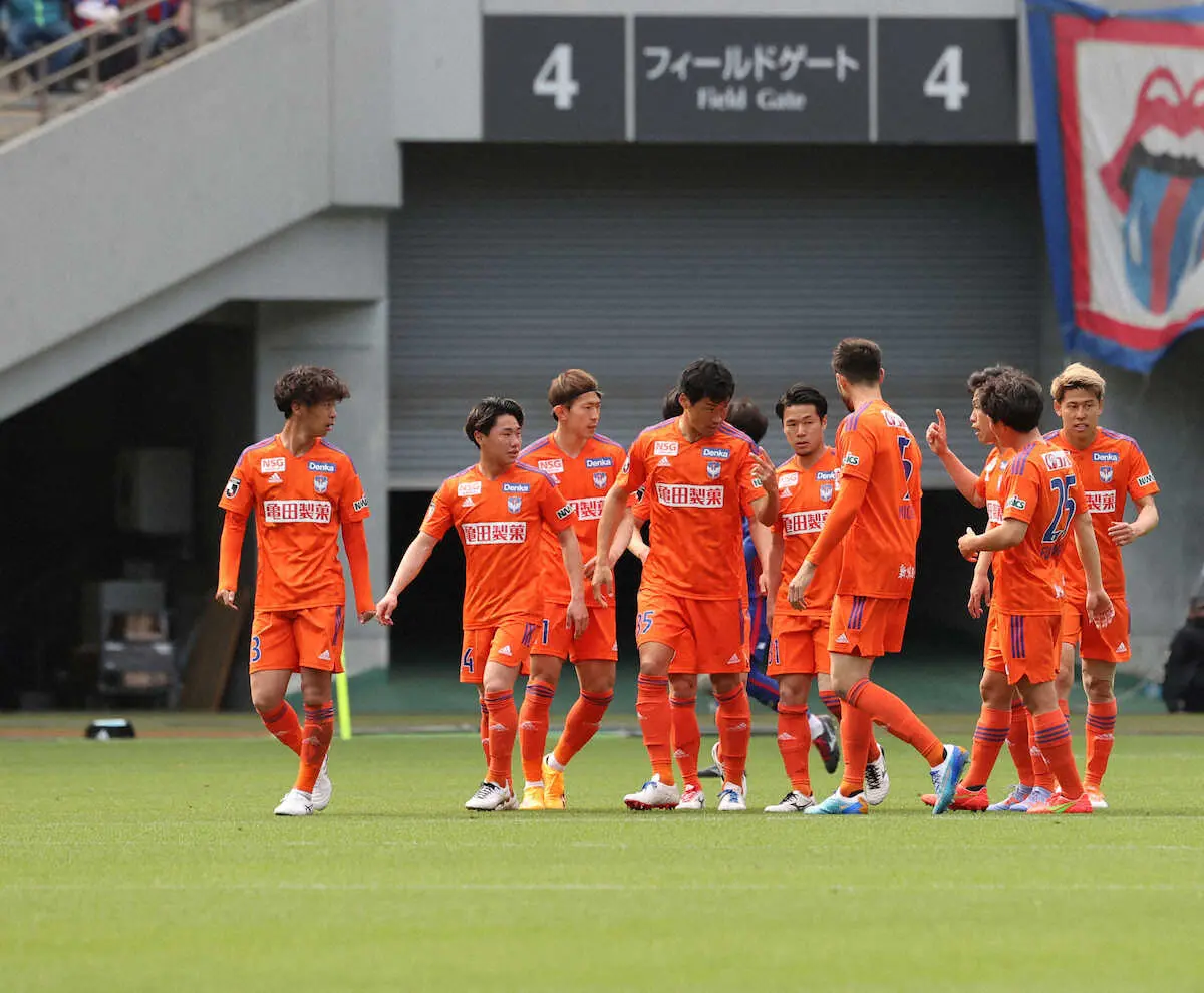 【画像・写真】＜FC東京・新潟＞前半、伊藤（左）のゴール直後に集まって話をする新潟イレブン（撮影・小海途　良幹）