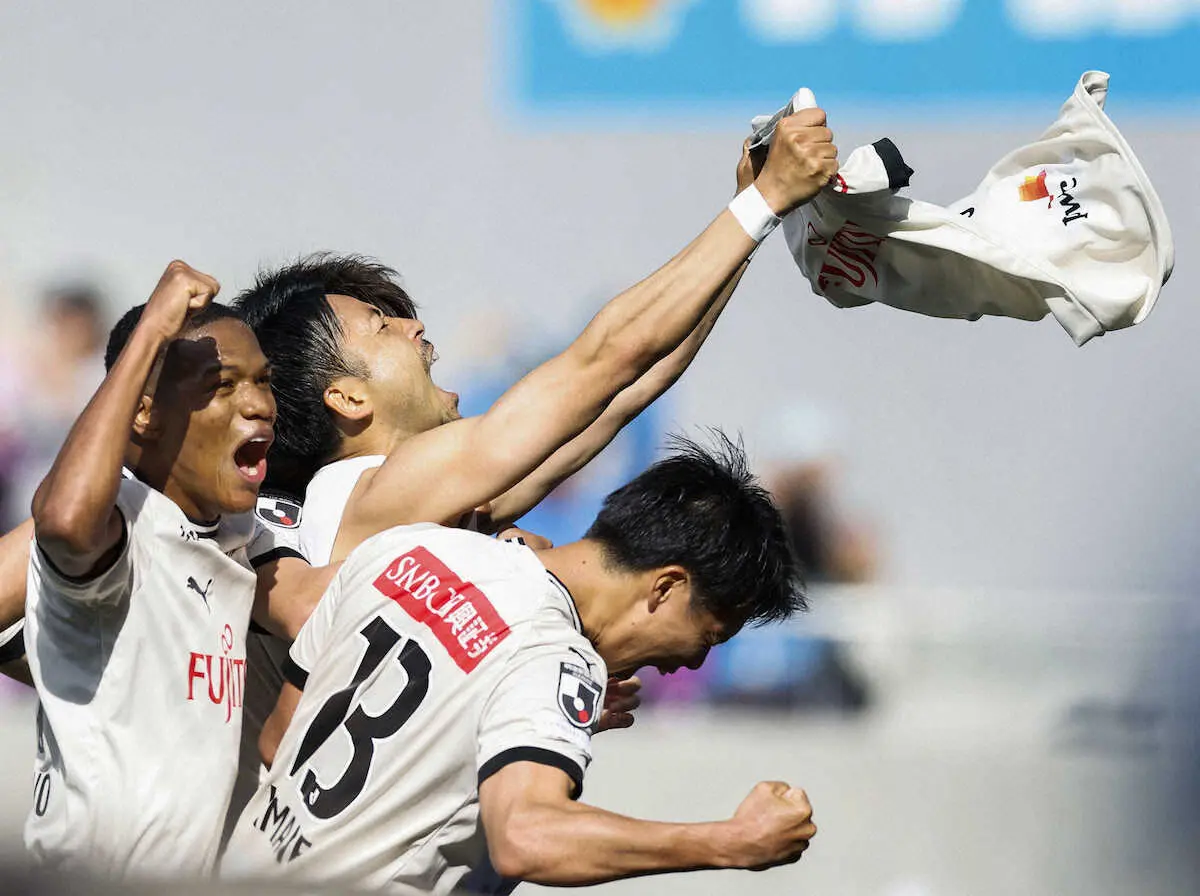 ＜京都・川崎F＞試合終了間際、決勝ゴールを決め、喜ぶ川崎F・小林（左から2人目）ら