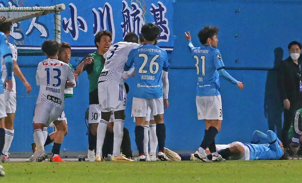 【画像・写真】小競り合い“当事者”には出されず　ピッチでの撮影で…モヤモヤ残ったイエロー判定