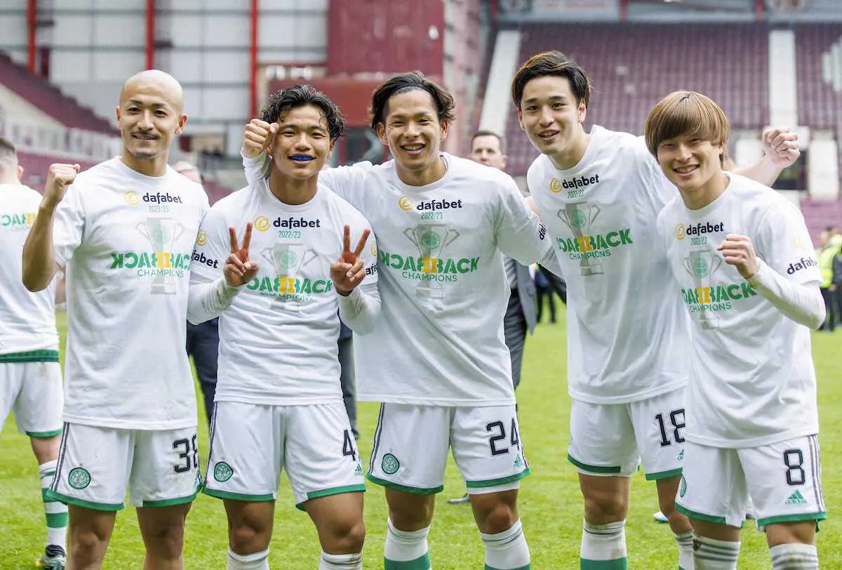 リーグ優勝を決め喜ぶセルティックの日本人選手たち。左から、前田、旗手、岩田、小林、古橋＝エディンバラ（共同）