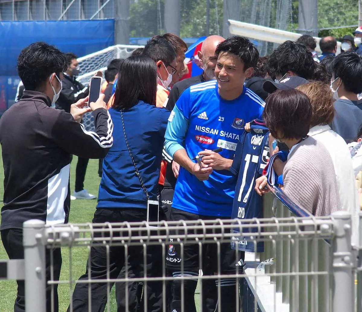 【画像・写真】横浜　3年11カ月ぶりにファンサービス再開　喜田「待ちに待った機会」宮市「いつも支えられている」