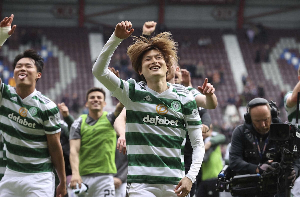 【画像・写真】＜ハーツ・セルティック＞先制ゴールで優勝に貢献したセルティック・古橋(中央)