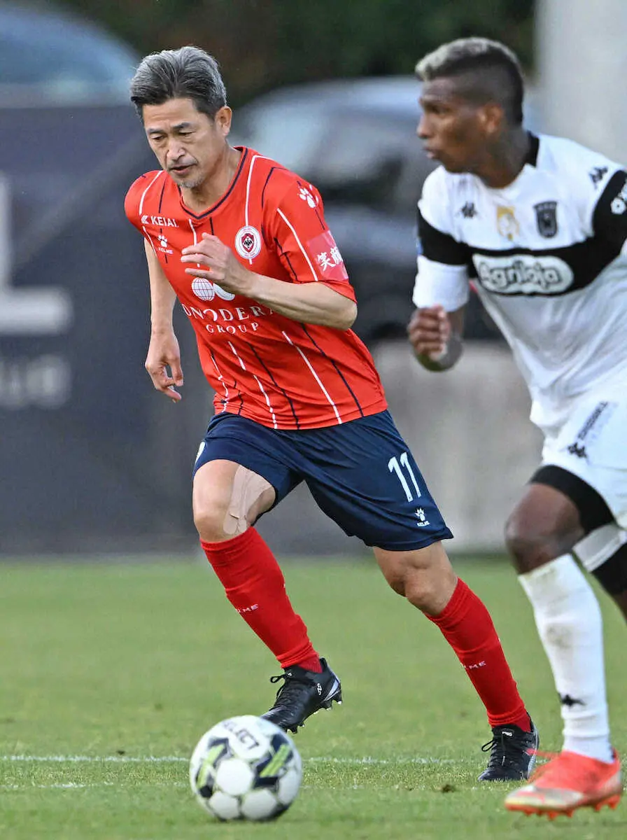 【画像・写真】　トレエンセ戦で後半終了間際からプレーするオリベイレンセの三浦（左）＝オリベイラデアゼメイス（共同）