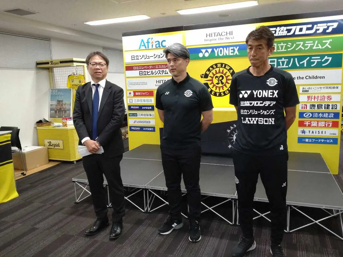 【画像・写真】取材対応する井原監督（右）、中央は布部GM、左は山崎社長。