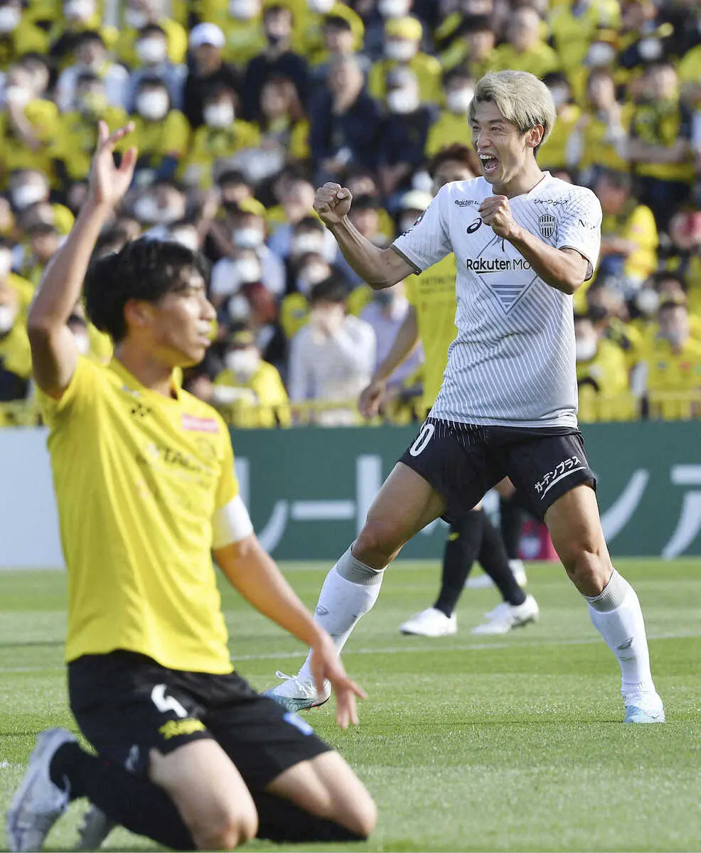 【画像・写真】　柏―神戸　前半、先制ゴールを決め、ガッツポーズする神戸・大迫（右）＝三協F柏
