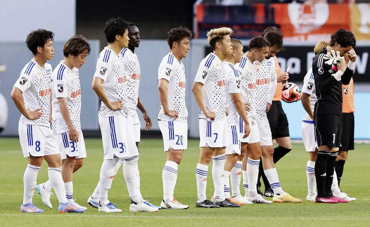 【画像・写真】　鳥栖に敗れ、肩を落とす新潟イレブン＝駅スタ