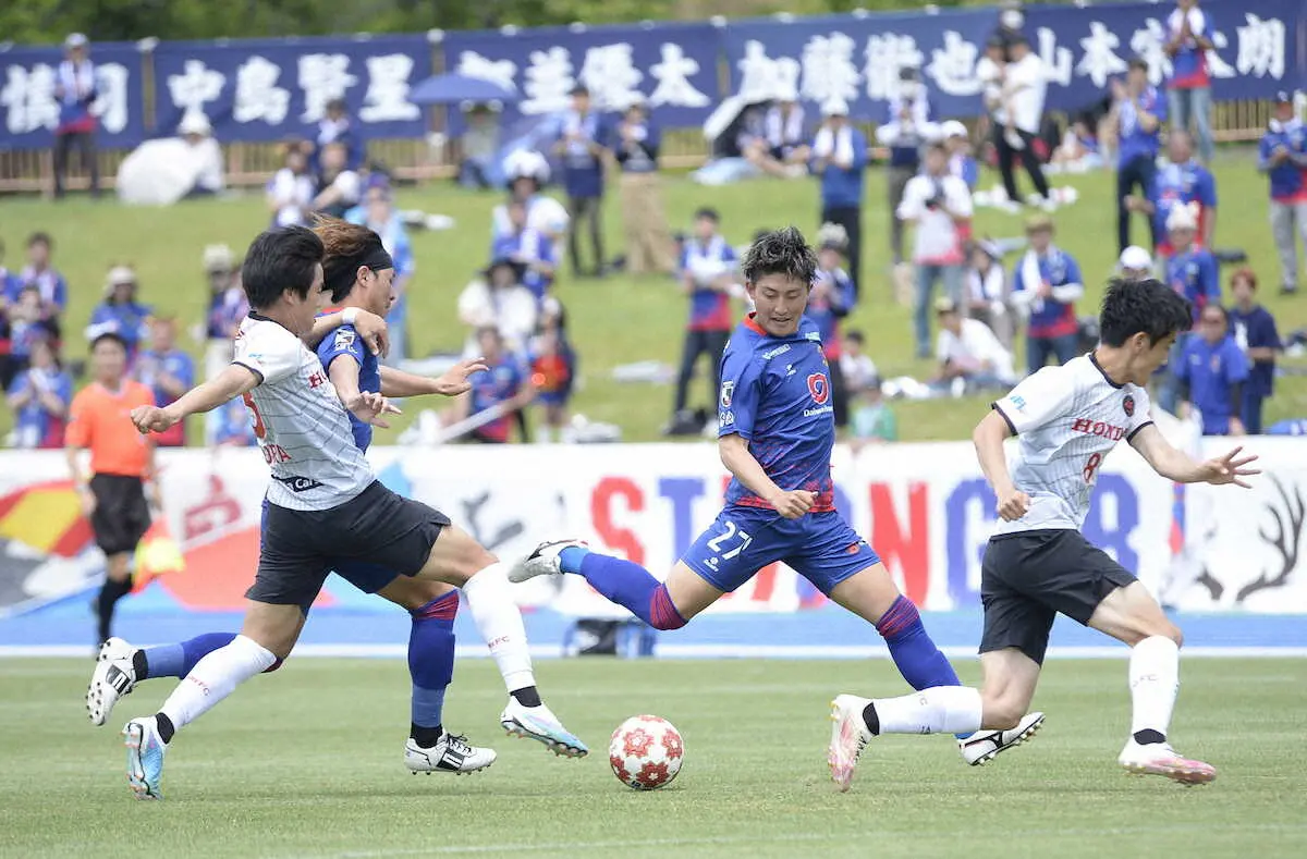 ＜奈良・Honda　FC＞前半、敵陣に攻め込む奈良FW桑島良汰（左から2人目）、MF国領雄斗（中央右）