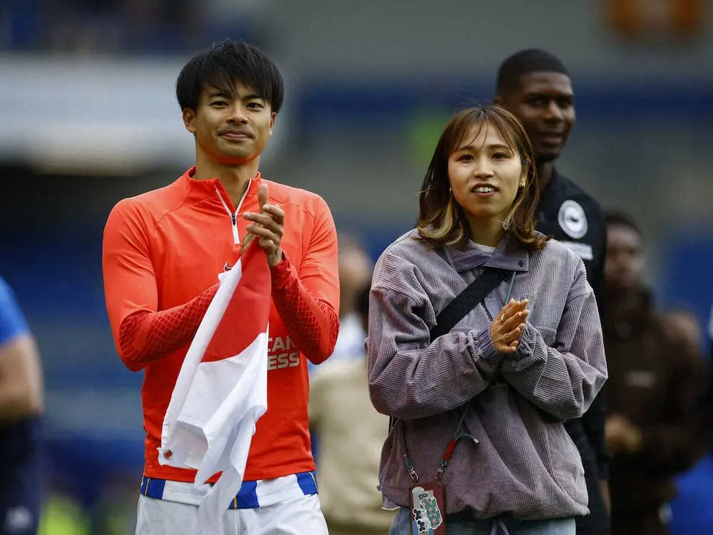 【画像・写真】ホーム最終戦セレモニーで三笘が夫人と場内を一周　「凄い支えになっている」と感謝