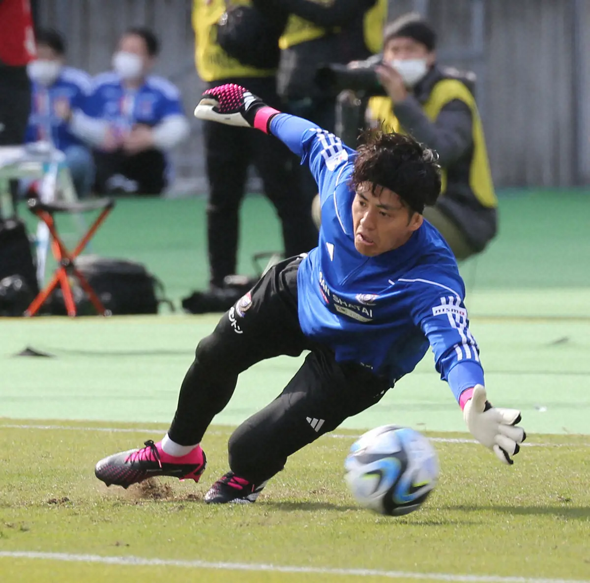 【画像・写真】横浜GK飯倉　ルヴァン杯・札幌戦の前半6分に負傷交代するアクシデント　GKオビが緊急出場