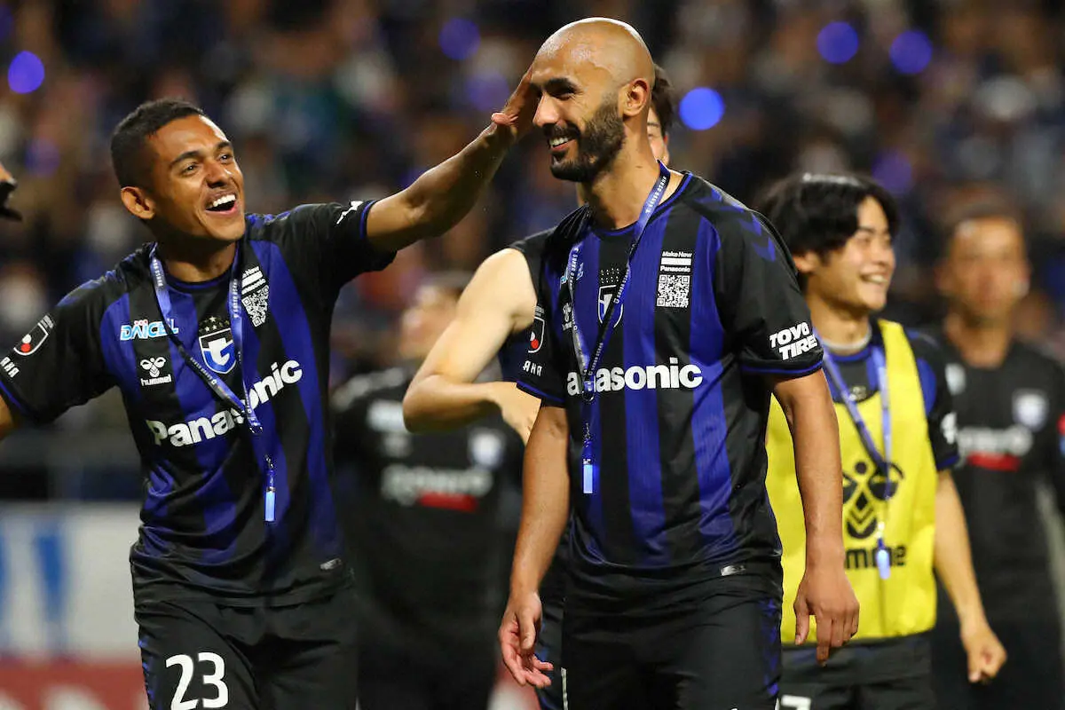 【画像・写真】＜G大阪・FC東京＞　ジェバリの頭をスリスリするG大阪・ダワン　（撮影・後藤　大輝）