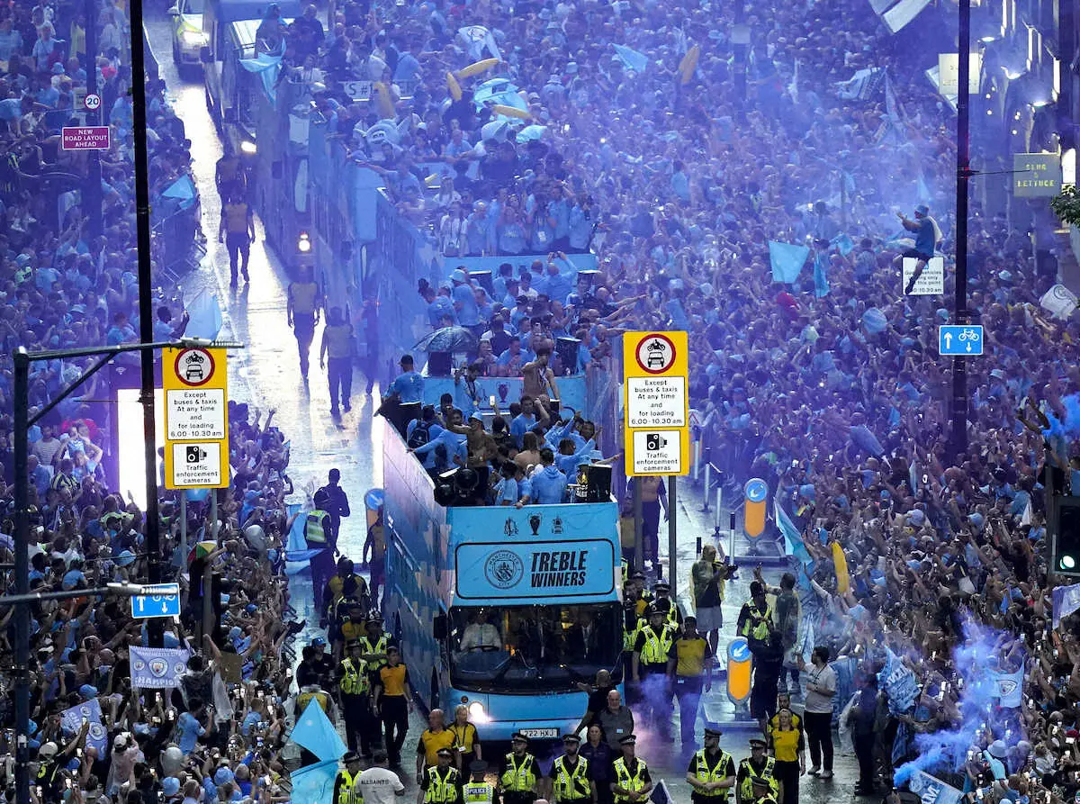 【画像・写真】マンチェスターCが雨の3冠パレード　ペップは「雨でなければマンチェスターではない」と歓喜