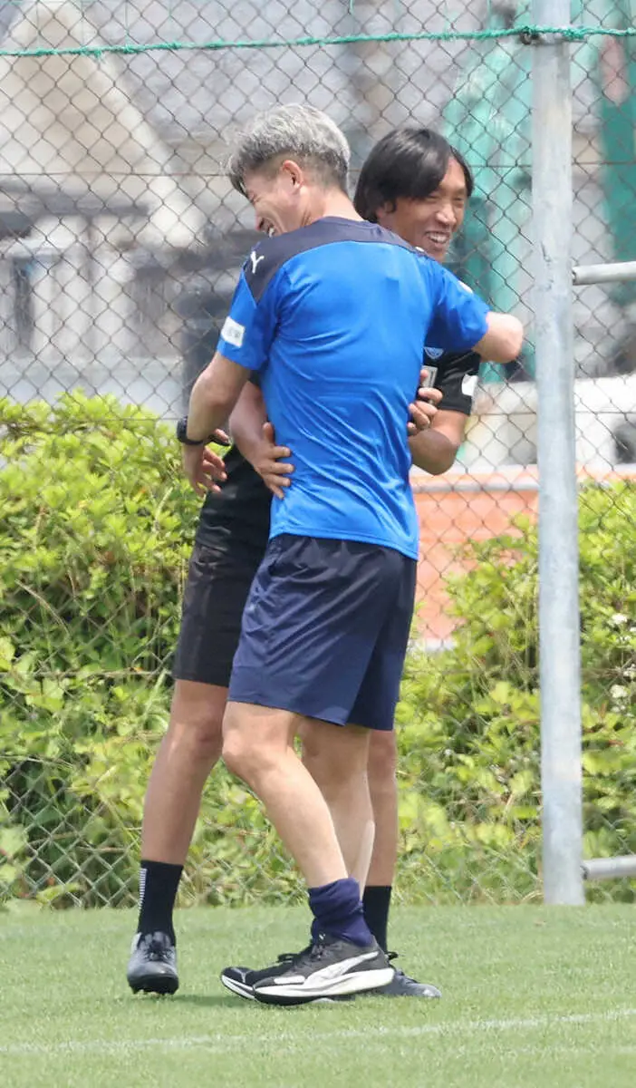 【画像・写真】カズ　俊輔コーチと激走「シュンさんがいつでも現役復帰できるように」来季所属は「会う人に会ってから」