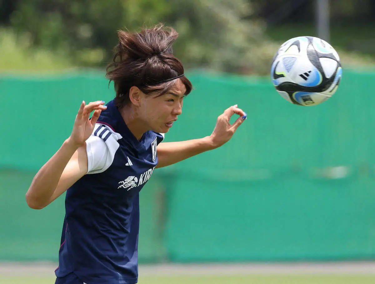 ＜サッカー女子日本代表練習＞ヘディングする熊谷（撮影・西海健太郎）