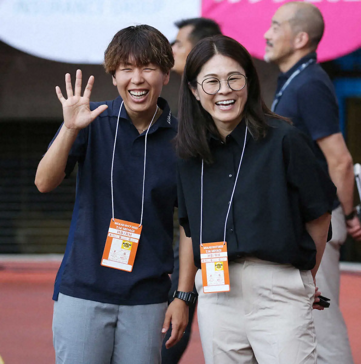サッカー女子日本代表の練習場を訪れた岩清水梓（左）と澤穂希さん