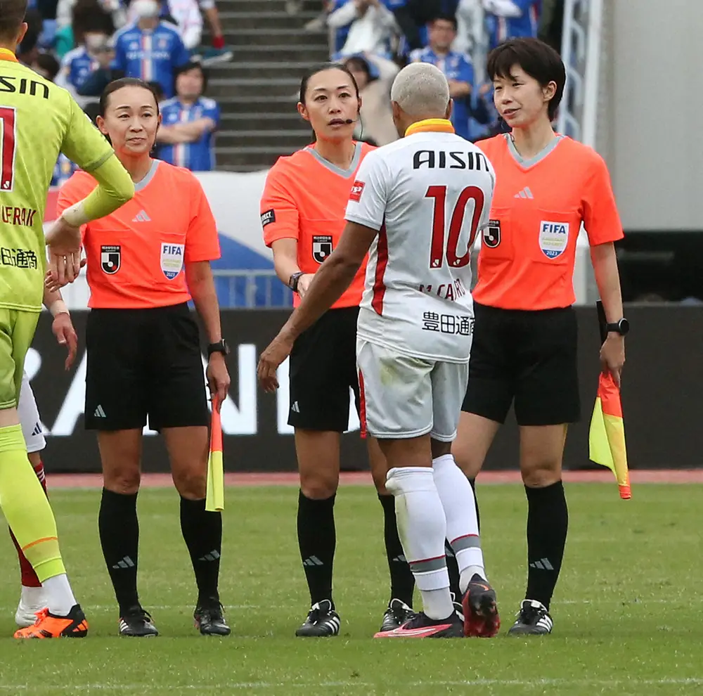 【画像・写真】“史上初”日本人審判団3人が女子W杯開幕戦を担当　ネットで反響「山下主審のPK宣告かっこいい」