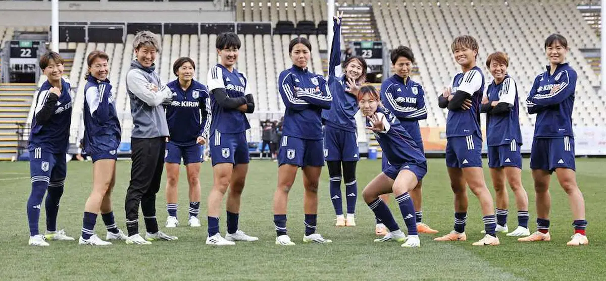 【画像・写真】練習後にカメラに向かってポーズを決めるなでしこジャパンの選手ら＝クライストチャーチ（共同）