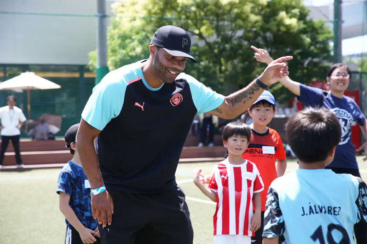 【画像・写真】マンチェスターCがサッカー教室　約50人の小学生がレジェンドOBらから指導を受け笑顔