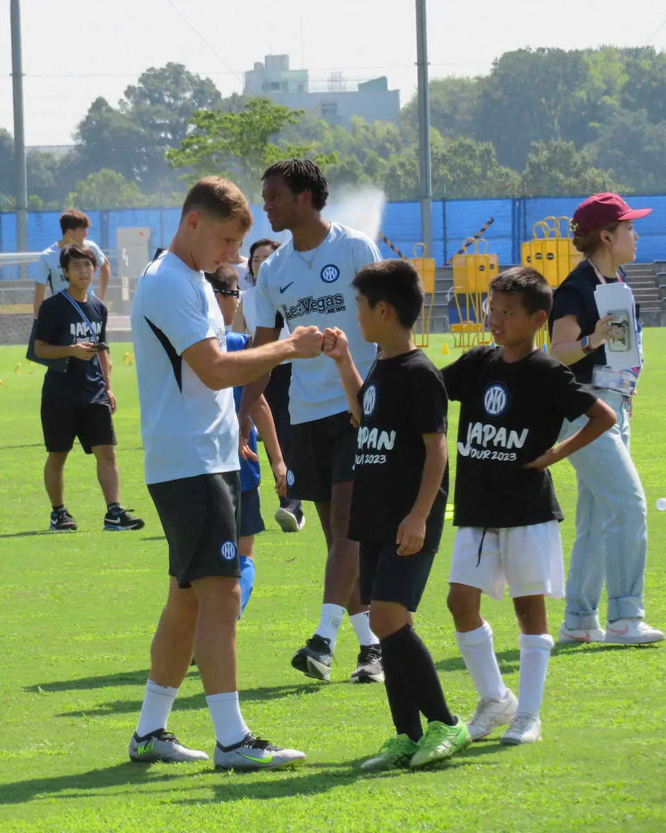 【画像・写真】インテルがサッカー教室　バレラが小学生に「まずは楽しむこと。そして情熱」と金言
