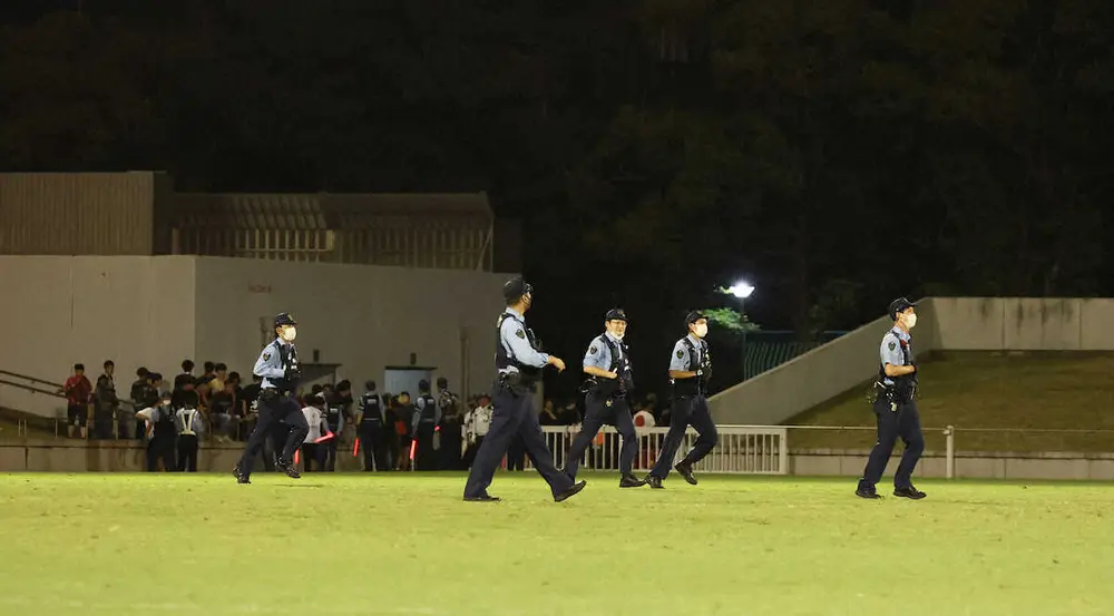 【画像・写真】天皇杯「名古屋－浦和戦」後に両軍サポーターが小競り合い　「緩衝地帯」を乗り越え、殴り合いも…