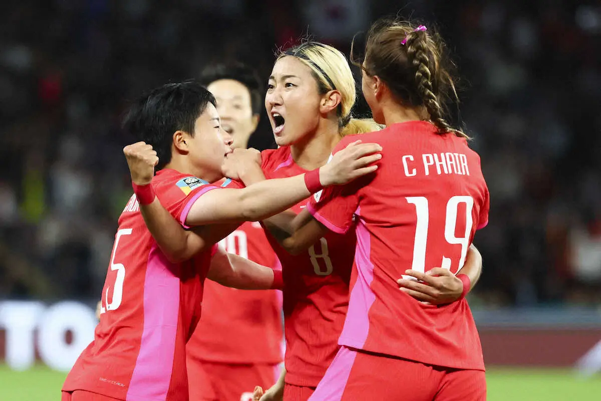 ＜女子W杯1次リーグＨ組＞ドイツ戦の前半、先制ゴールを決め喜ぶ韓国代表MFチョ・ソヒョン（AP）