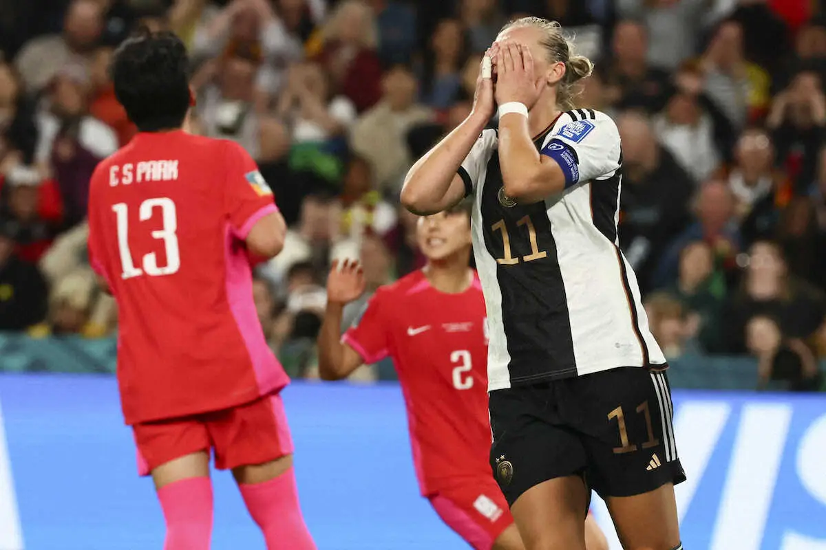 ＜女子W杯1次リーグ　韓国・ドイツ＞決定機を決められず落胆するドイツ代表FWポップ（右）（AP）