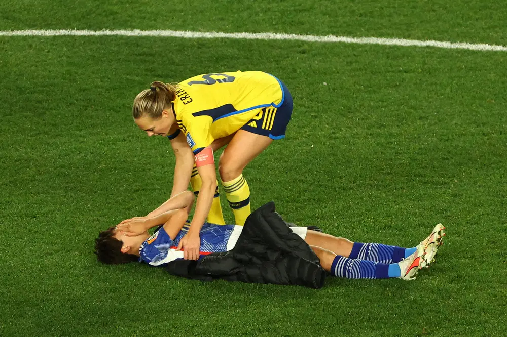 【画像・写真】【女子W杯】泣き崩れる浜野を慰めた!スウェーデン選手の“気遣い”が反響「2人の友情に感激」
