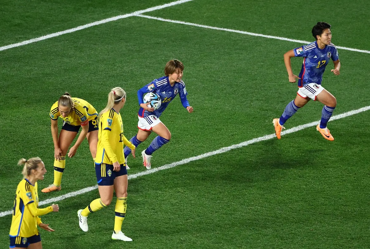 【画像・写真】＜日本・スウェーデン＞後半42分、1点を返すシュートを決めた林は、すぐにボールを拾い上げ、清家とともにセンターサークルに駆け出す（ロイター）
