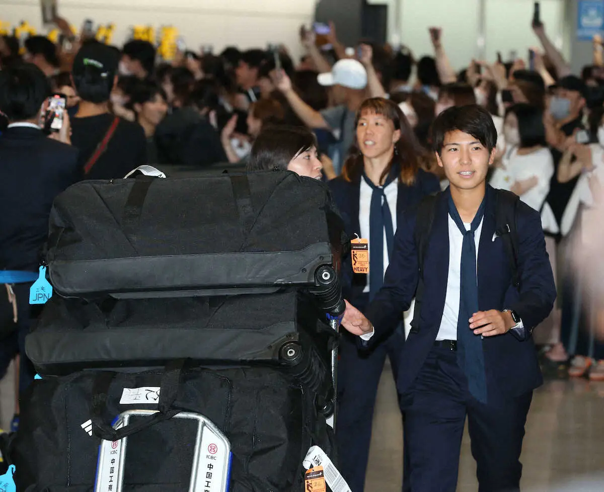 【画像・写真】なでしこ第一陣帰国　藤野あおば「世界一をつかみ獲って皆さんに会いたかった」300人が拍手で出迎え