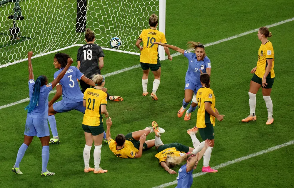 【画像・写真】【女子W杯】フランス指揮官　8強敗退も選手称賛「後悔ない」　過去には“ダンディーすぎる監督”と話題に