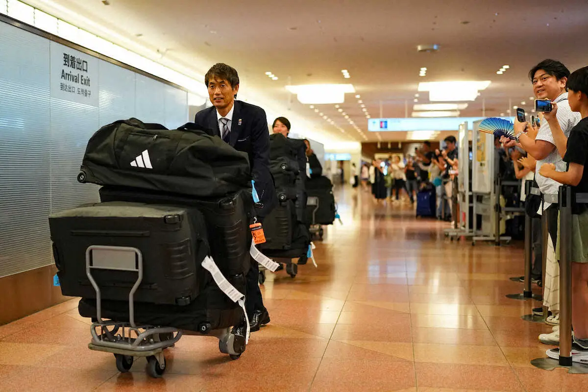 【画像・写真】涙の激闘から一夜　なでしこ帰国に350人出迎え　熊谷主将「正直びっくり。ホッとした」　2便計650人
