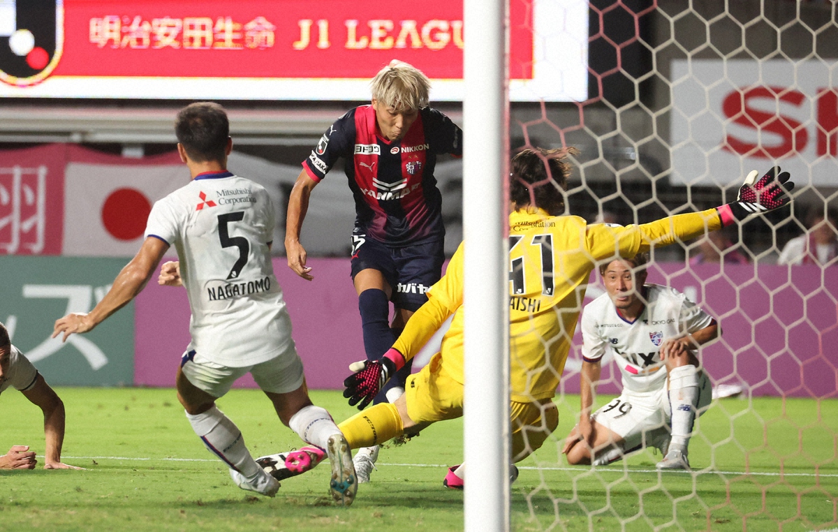 【画像・写真】FC東京戦で、シュートを放つC大阪・渡辺（中央）　（撮影・亀井　直樹）