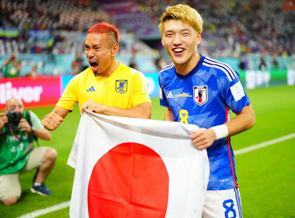 【画像・写真】＜Ｗ杯カタール大会1次リーグ　日本・スペイン＞スペインを撃破し、日の丸を手に「ブラボー!!」と絶叫する長友。（右は堂安）