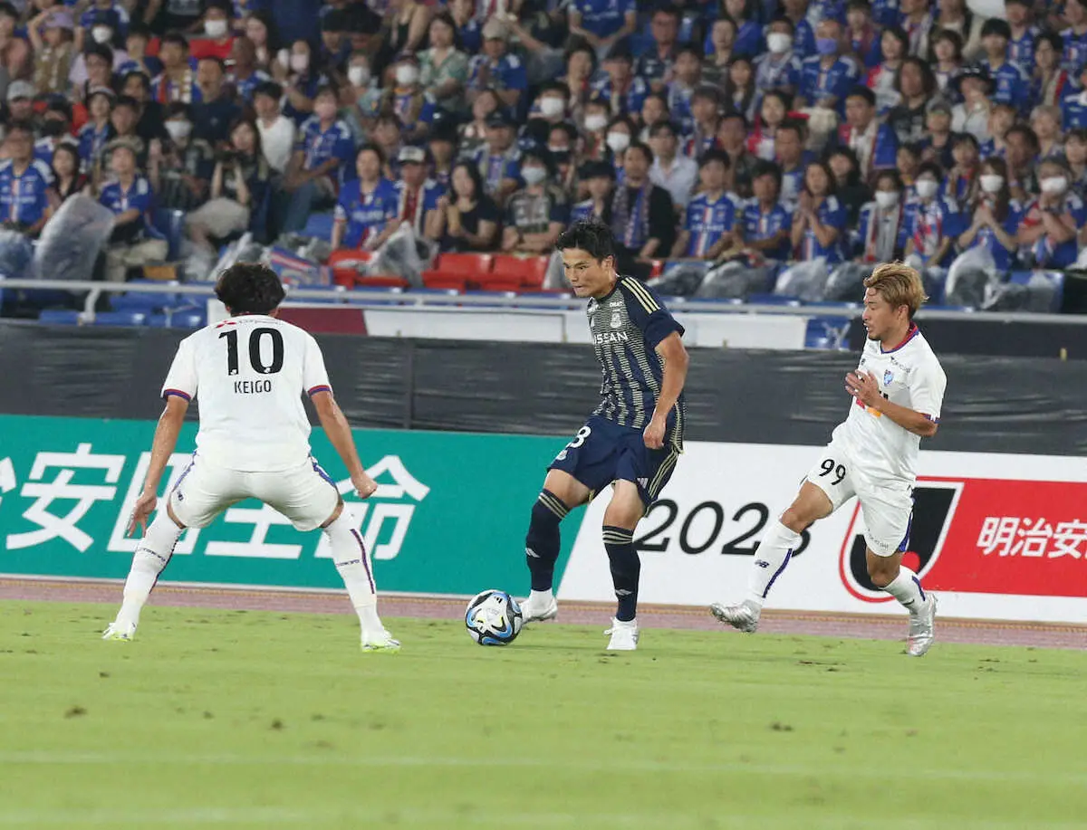 【画像・写真】＜横浜・FC東京＞前半、厳しいマークを受ける横浜・宮市（中央）（撮影・大城　有生希）