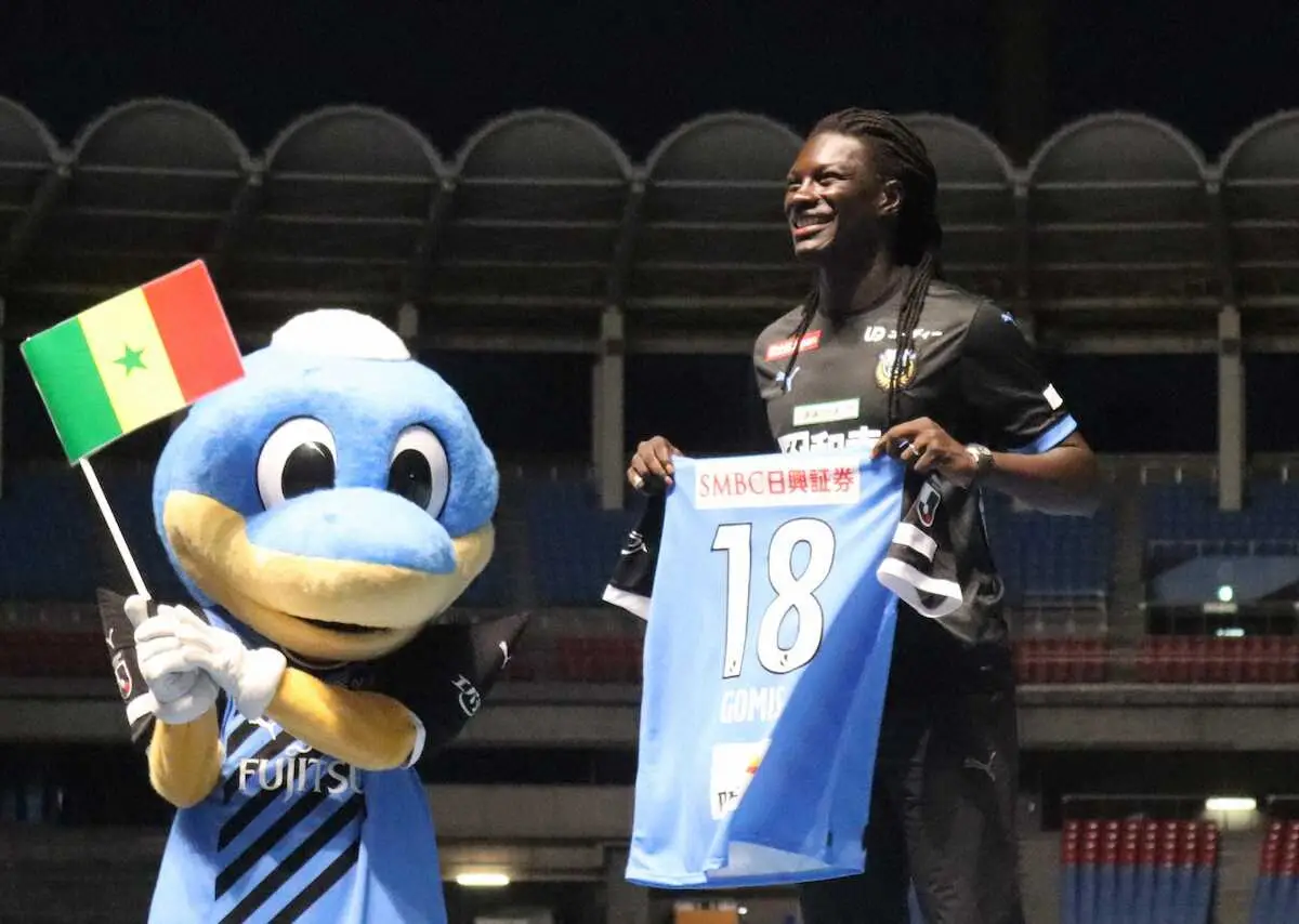 【画像・写真】川崎F加入の元フランス代表ゴミス「強いフロンターレを取り戻すきっかけに」等々力で会見＆歓迎セレモニー