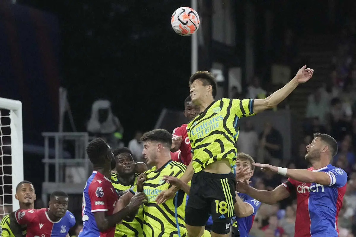 【画像・写真】遅延行為が響いてアーセナル冨安が退場　指揮官「ストップウォッチが必要」と皮肉、関係者も同情