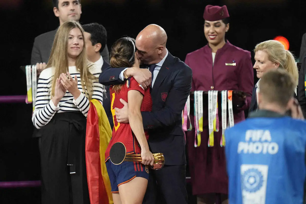 表彰式で金メダルを授与されたスペイン代表のボンマティを抱きしめてキスするスペインサッカー連盟のルビアレス会長（AP）