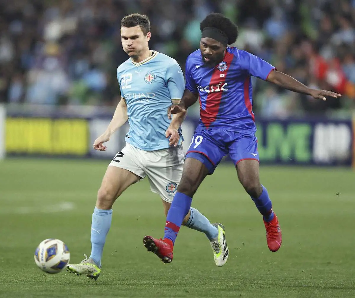 【画像・写真】メルボルン・シティー戦で相手と競り合う甲府のウタカ（右）＝メルボルン（ゲッティ＝共同）